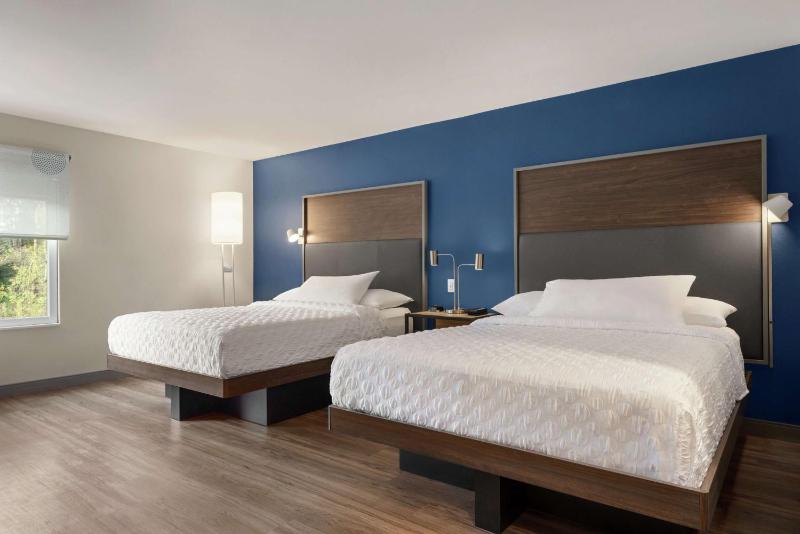 Queen Room with Two Queen Beds and Bath Tub - Mobility Accessible image 4