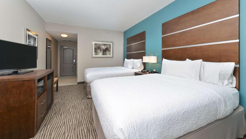 Queen Room with Two Queen Beds (4 Adults) image 3