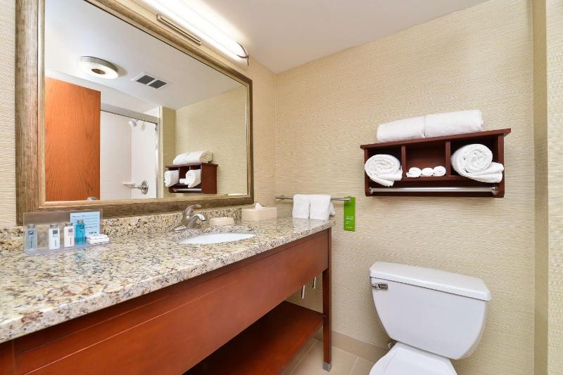 Queen Room with Two Queen Beds (4 Adults) image 2