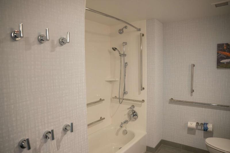 Queen Room with Bath Tub - Mobility Access/Non-Smoking image 2