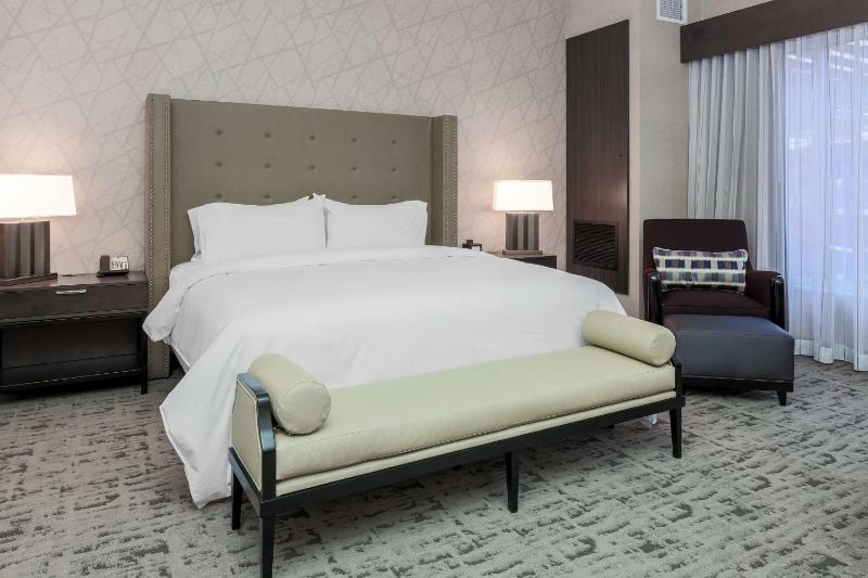 Junior King Suite with Sofa Bed image 4