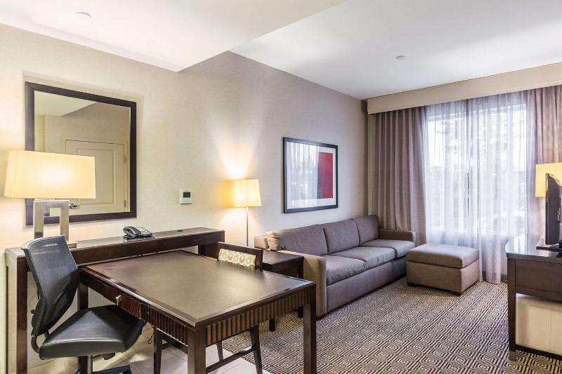 Two Double Beds Suite Hearing Accessible  image 4