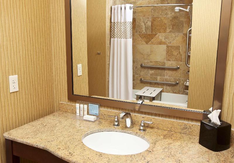 Queen Room with Two Queen Beds - Mobility and Hearing Access/Non-Smoking image 3
