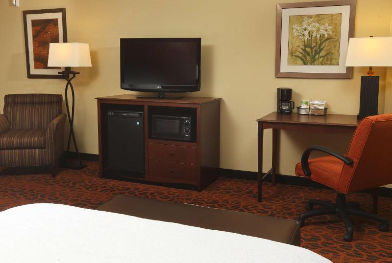 Queen Room with Two Queen Beds - Non-Smoking image 4