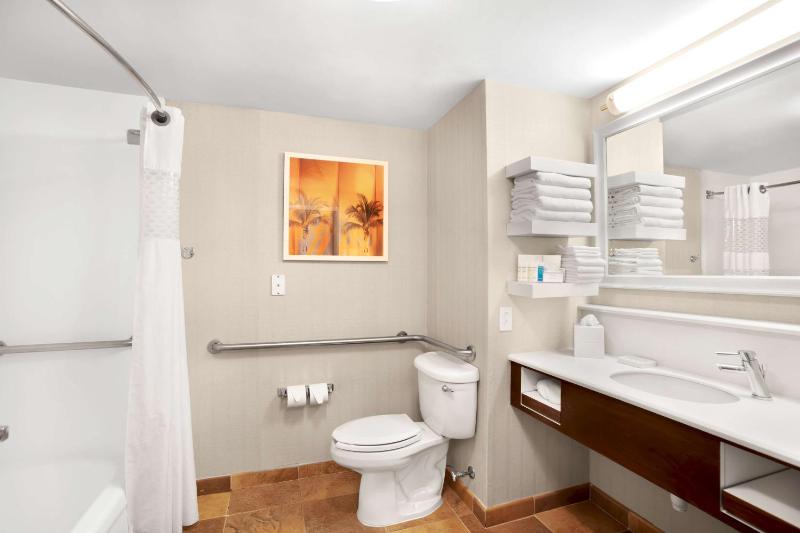 Double Room with Two Queen Beds and Bath Tub - Mobility and Hearing Access/Non-Smoking image 4