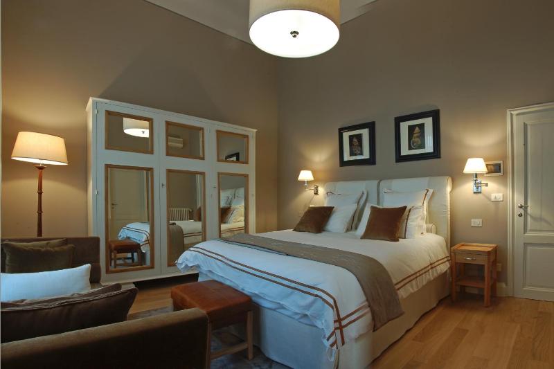 Deluxe King Room image 1