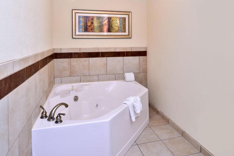 King Suite with Spa Bath - Non-Smoking image 2