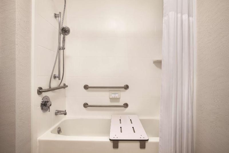 King Room with Tub - Mobility and Hearing Access image 2