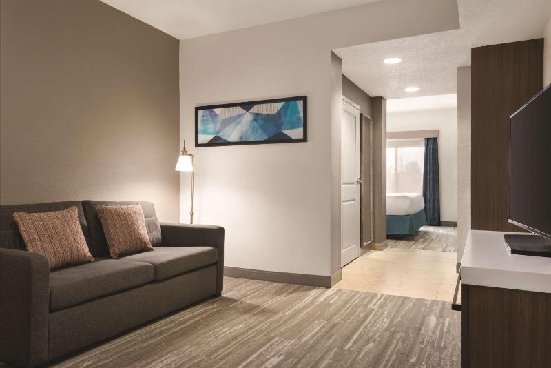 Junior King Suite - Non-Smoking image 3