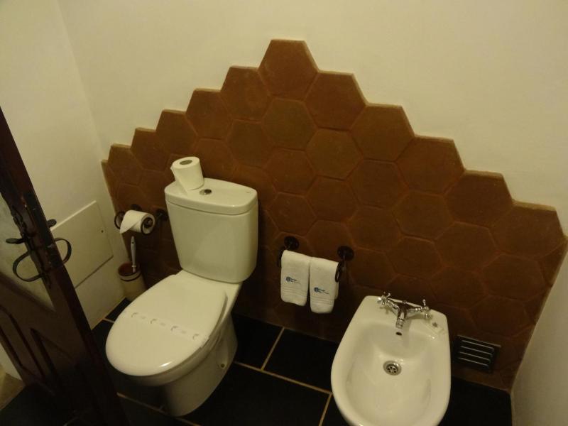 Twin Room image 4