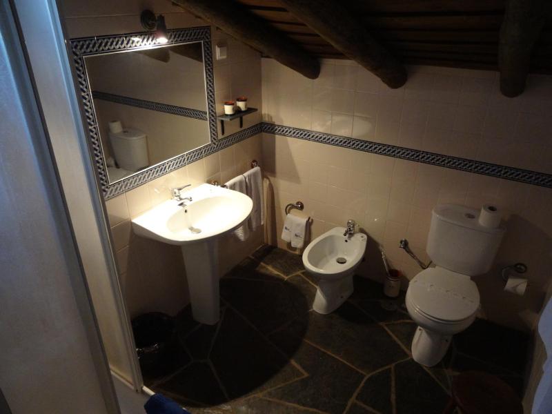 Twin Room image 3