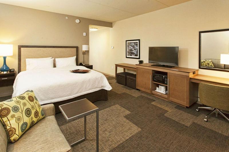King Room with Sofa Bed - Hearing Accessible/Non-Smoking image 3