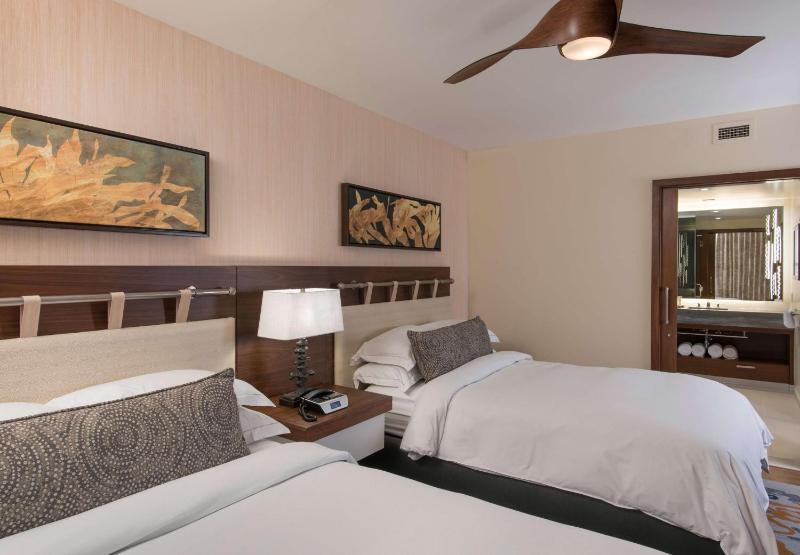 One-Bedroom Suite with Two Double Beds and Partial Ocean View image 4