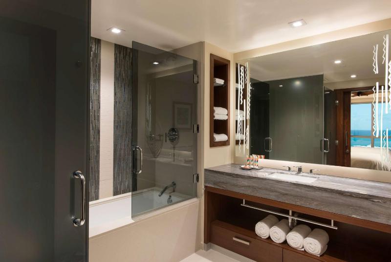 One-Bedroom Luxury Suite with Two Double Beds and Ocean View image 2