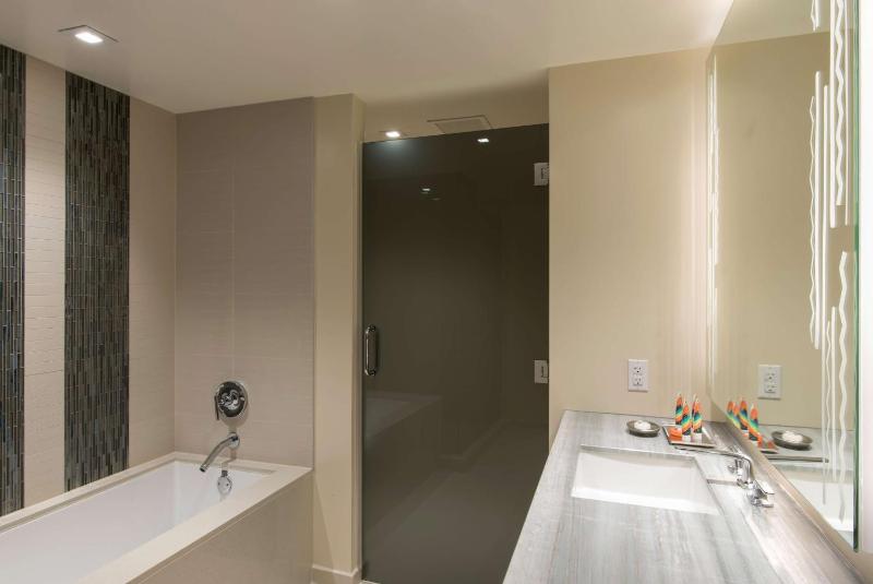 One-Bedroom Suite with Two Double Beds and Resort View image 2
