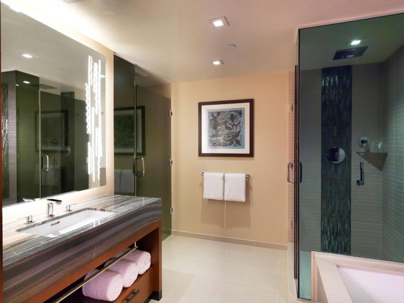 One-Bedroom Suite with Two Double Beds and Resort View image 3