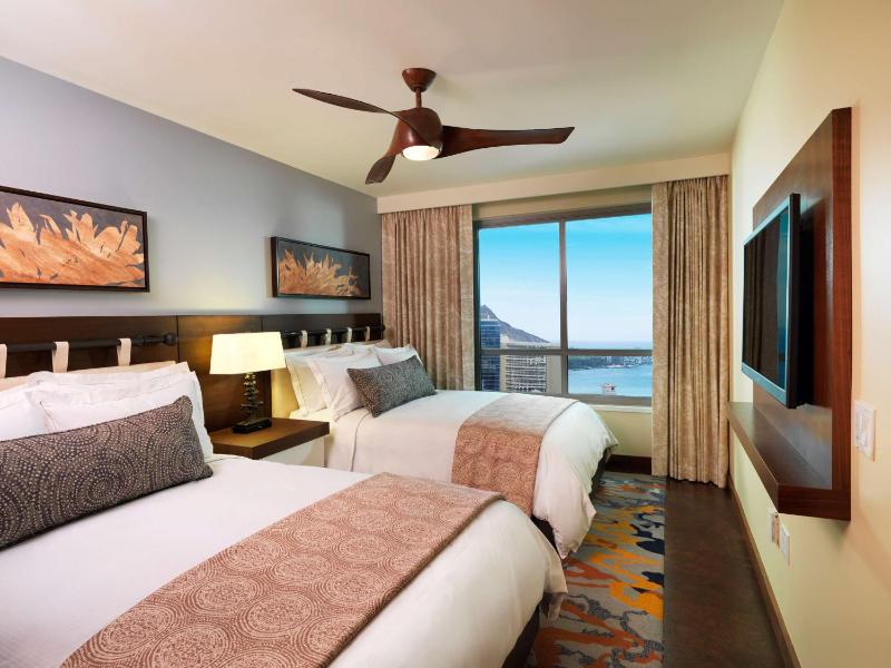 One-Bedroom Suite with Two Double Beds and Ocean View image 3