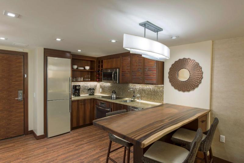 One-Bedroom Luxury Suite with Two Double Beds and Ocean View image 3