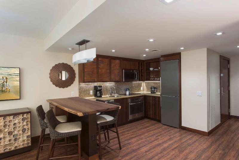 One-Bedroom Suite with Two Double Beds and Resort View image 4