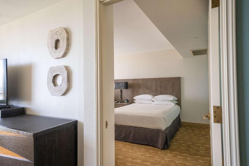Queen Suite with Ocean View image 4