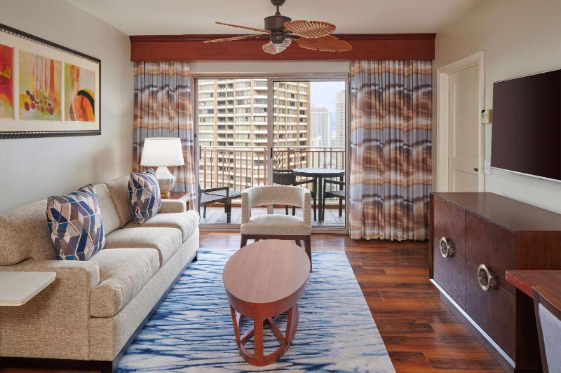One-Bedroom King Suite with Resort View image 3