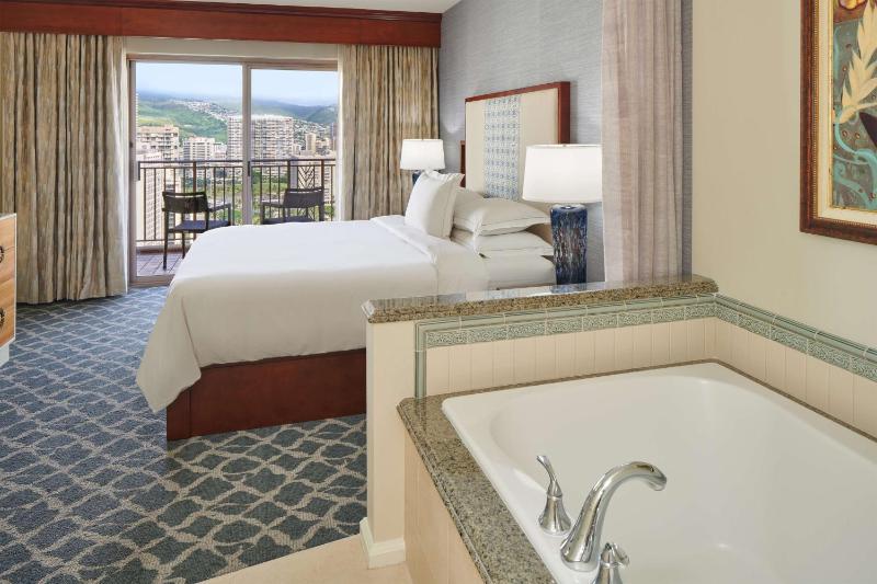 One-Bedroom King Suite with Resort View image 4