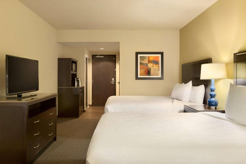 Queen Room with Two Queen Beds and Roll-In Shower - Mobility Access image 3