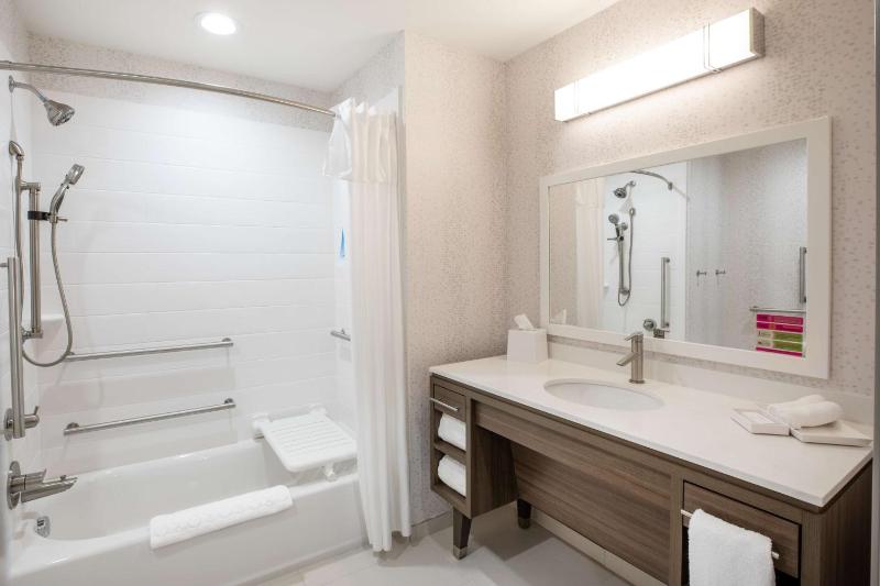 Home2 Suites by Hilton Houston IAH Airport Beltway 8 - image 5
