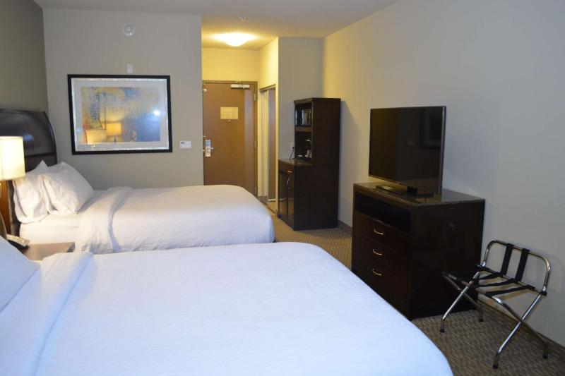 Queen Room with Two Queen Beds image 3