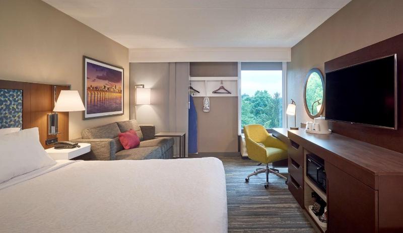 King Room with Sofa Bed - Non-Smoking image 4