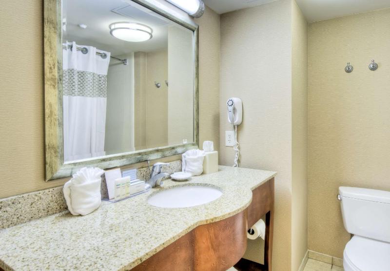 Queen Room with Two Queen Beds - Non-Smoking image 2