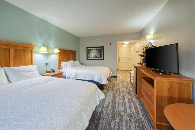 Queen Room with Two Queen Beds - Non-Smoking image 4