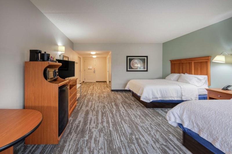 Queen Room with Two Queen Beds - Mobility and Hearing Access/Non-Smoking image 2