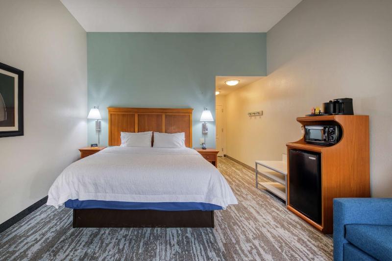 King Room with Microwave and Refrigerator - Non-Smoking image 2