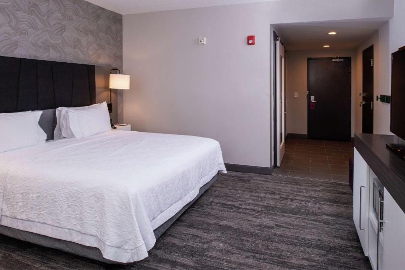 King Room with Roll-in Shower - Disability Accessible/Non-Smoking image 2