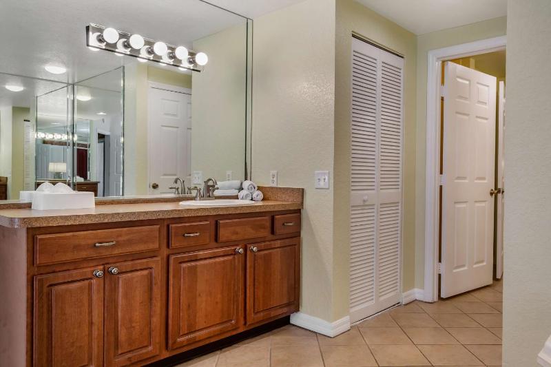 One-Bedroom Deluxe King Suite image 2