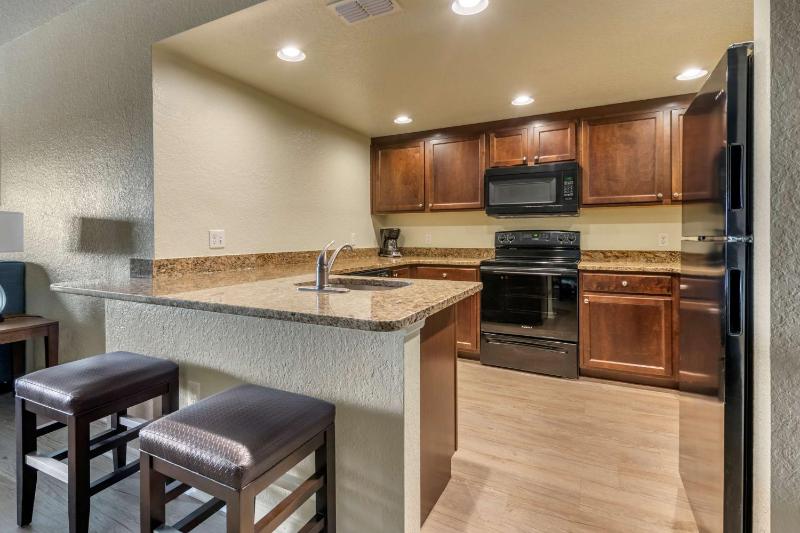 Two Bedroom Suite with balcony image 3