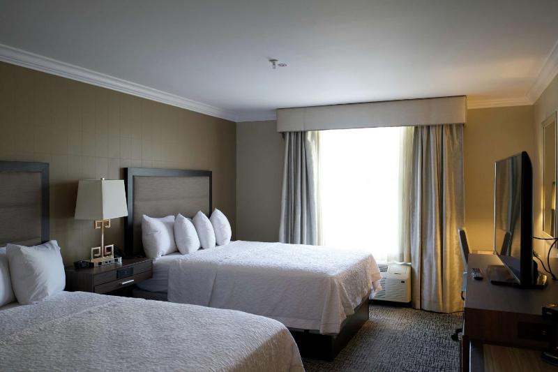 Queen Room with Two Queen Beds - Non-Smoking image 2