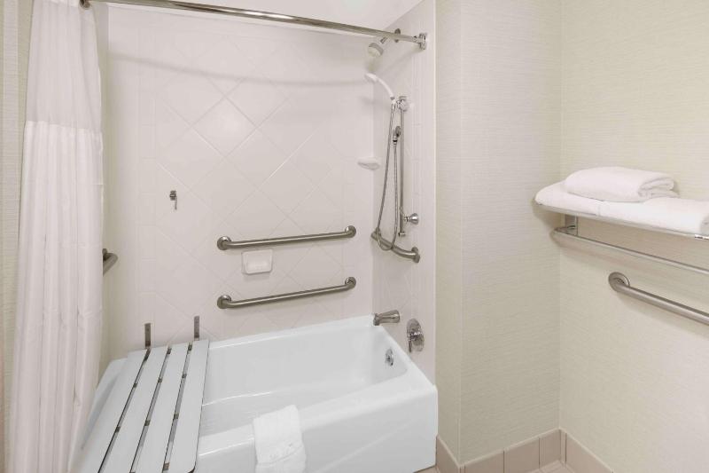 King Room with Accessible Tub - Mobility Access image 3