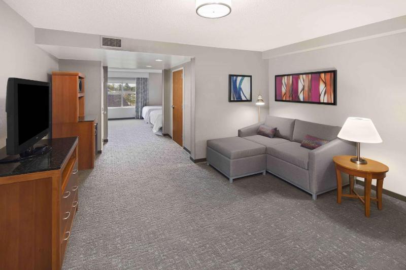One-Bedroom Queen Suite with Sofa Bed image 3
