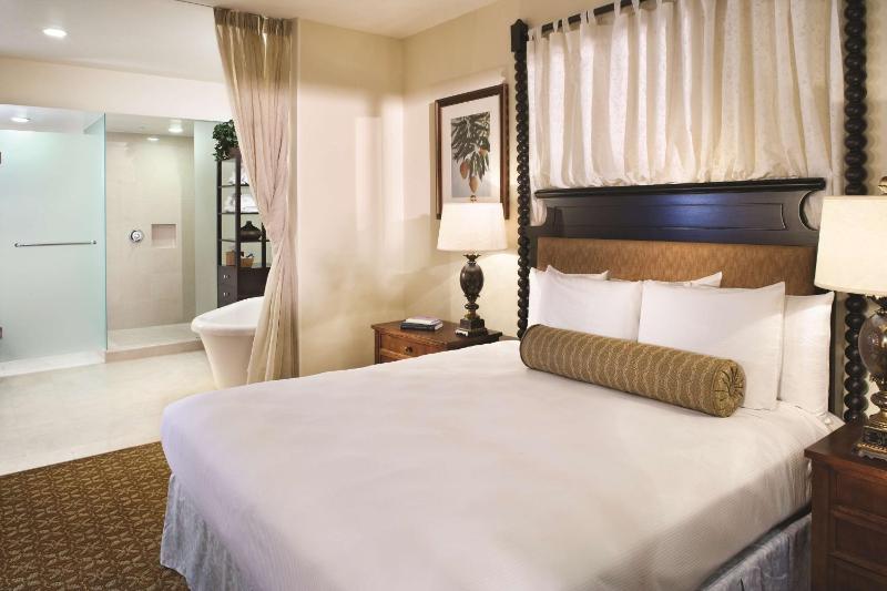 1 Bedroom Deluxe King Golf View Suite image 1