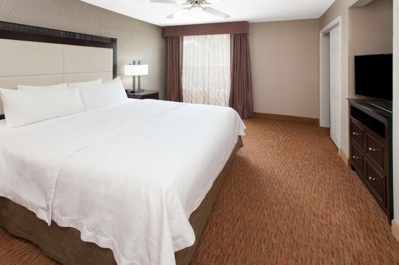 Two-Bedroom Suite with One King Bed & Two Double Beds image 3