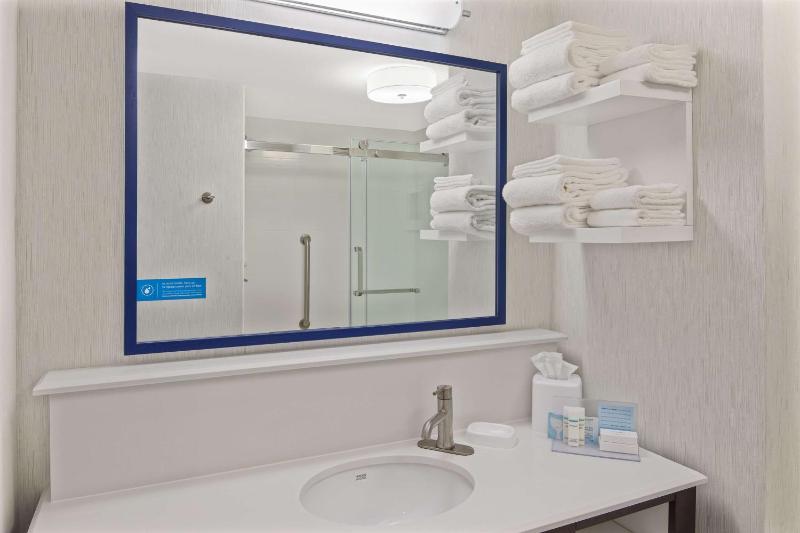 Queen Room with Two Queen Beds - Non-Smoking image 2