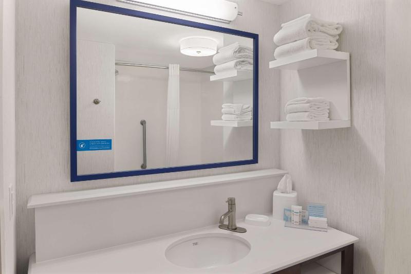 King Room with Bath Tub - Non-Smoking image 2