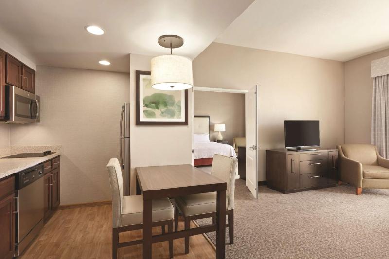 Deluxe One-Bedroom King Suite - Non-Smoking image 4