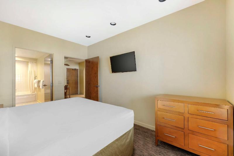 1 BEDROOM 1 KING SUITE WITH ACCESSIBLE TUB image 3