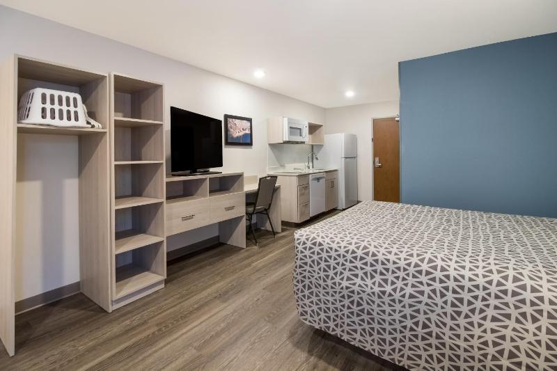 QUEEN SUITE WITH SOFA ACCESSIBLE image 2