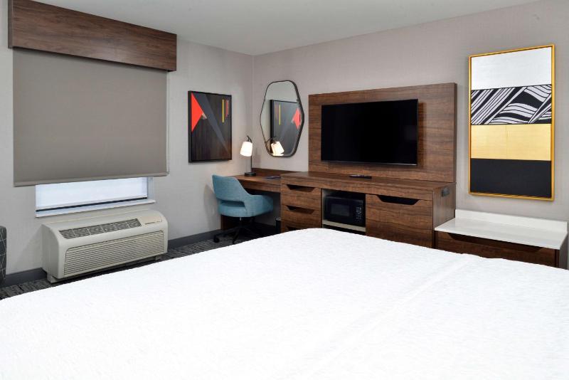 King Room with King Bed - Non-Smoking image 3
