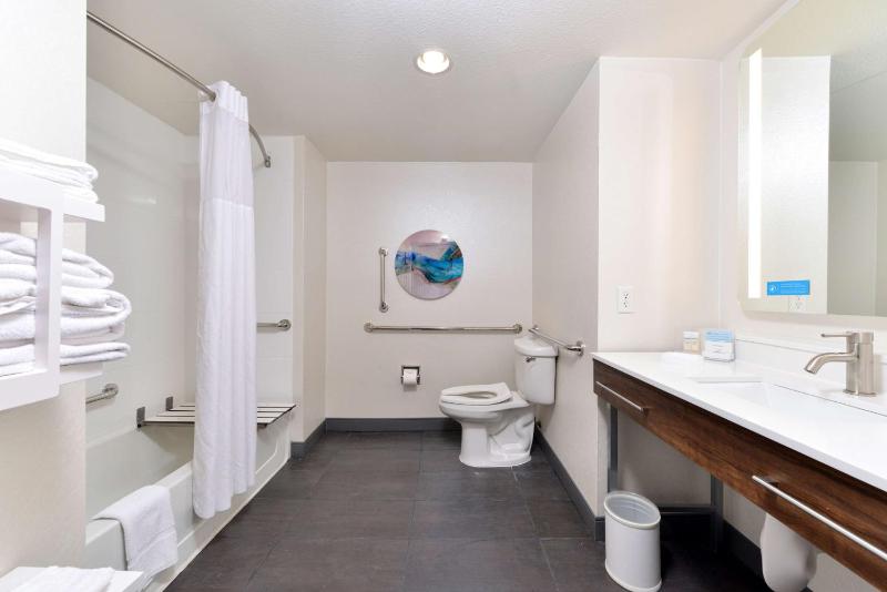 King Room with Accessible Tub - Mobility and Hearing Access/Non-Smoking image 3