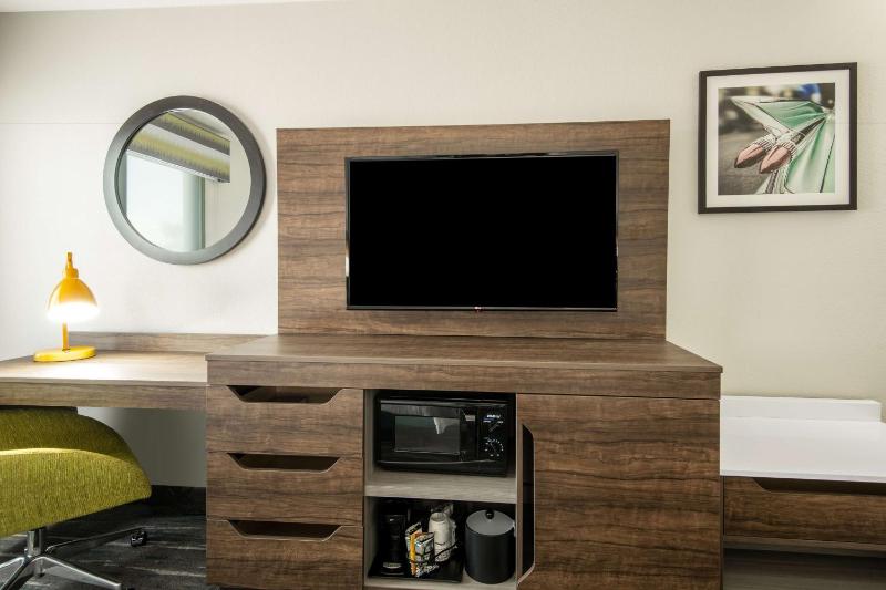One-Bedroom Queen Suite - Non-Smoking image 3